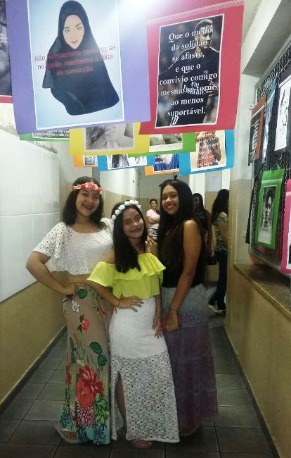 Entre poesias, músicas e arte, as alunas aproveitam a 1ª Noite Literária na Escola Estadual Monsenhor Domingos. Foto: Arquivo/Escola